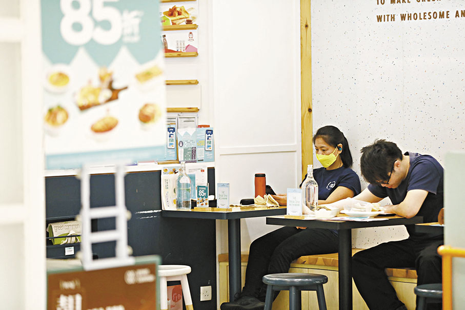 ◆本地餐飲業生意較平日的周末下跌15%至20%。圖為一食肆。 香港文匯報記者萬霜靈  攝