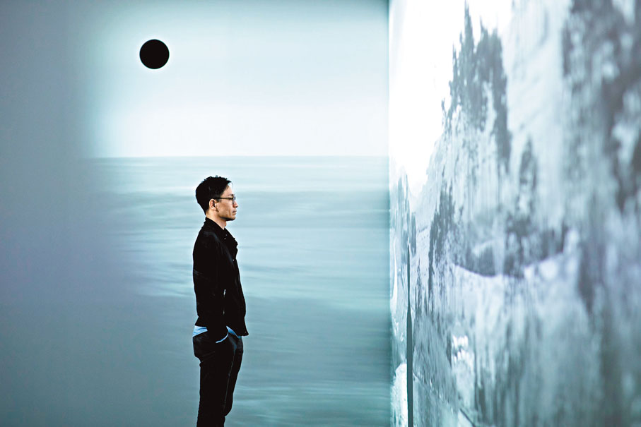 ◆曾建華與其作品《寒江——在此與那之間》。