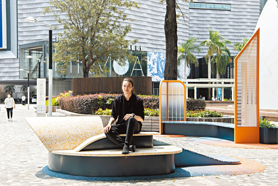 ◆藝術家蔡偉權和他的作品《人遊於港》。