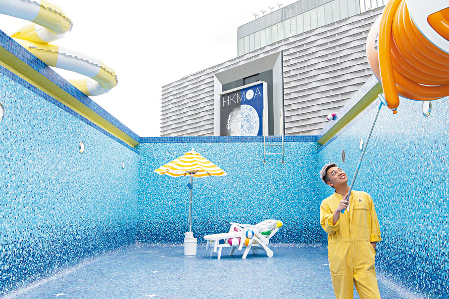 ◆藝術家陳惠立和他的作品《路過蜻蜓》。