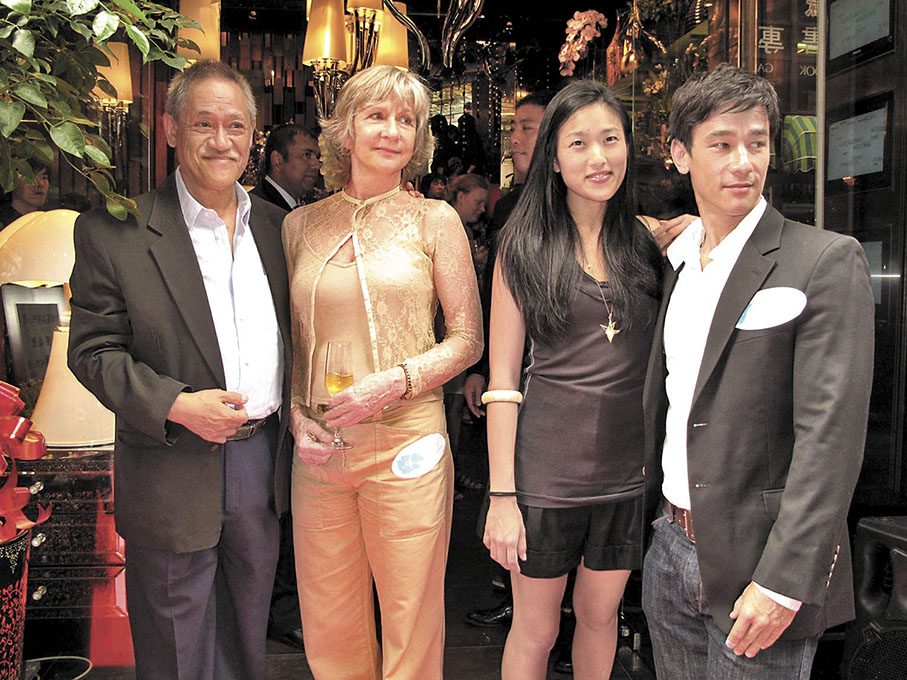 ◆吳耀漢和妻子與兒子吳嘉龍偕同另一半參加慈善活動。