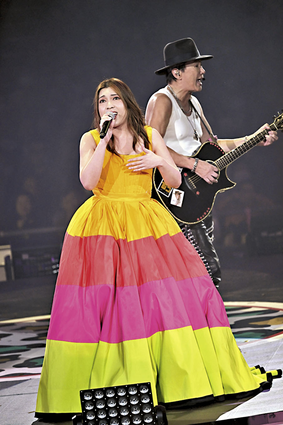 ◆許冠傑與香港大學的學妹Serrini合唱。