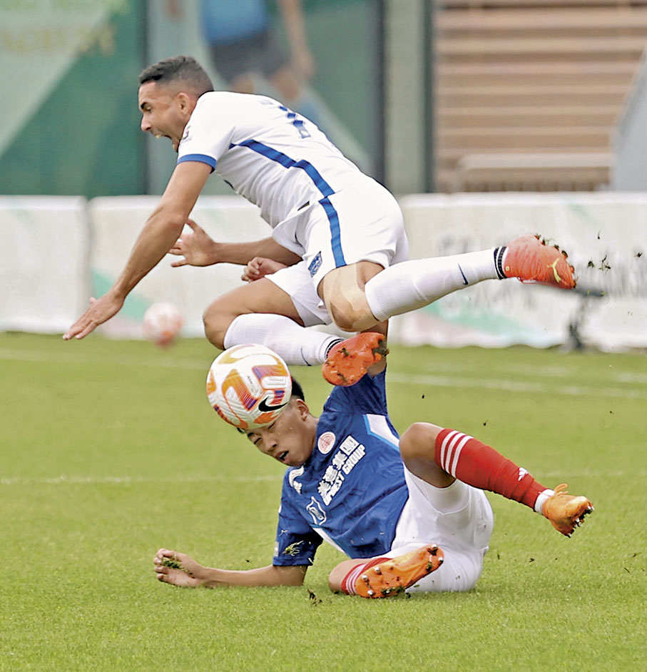 ◆ 費蘭度（上）被對方剷到飛起。