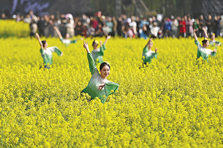 ◆演員在梅蓉村的油菜花田裏表演。