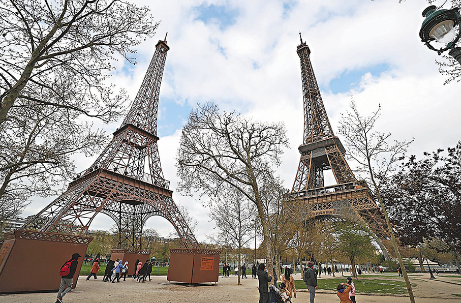◆這個角度拍得高度相若，但實際上是右為埃菲爾鐵塔，左為「小埃菲爾鐵塔」。