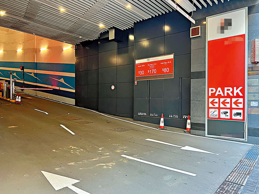 ◆停車場入口收費信息不全面。香港文匯報記者廣濟  攝