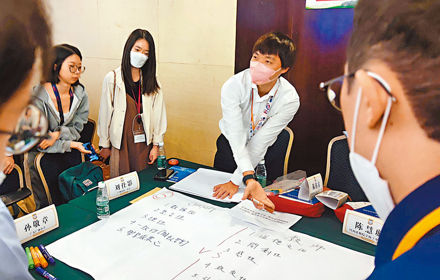 ◆在交流討論環節，香港和內地老師10多人一組，圍繞ChatGPT討論教案設計思路。 香港文匯報記者盧靜怡 攝