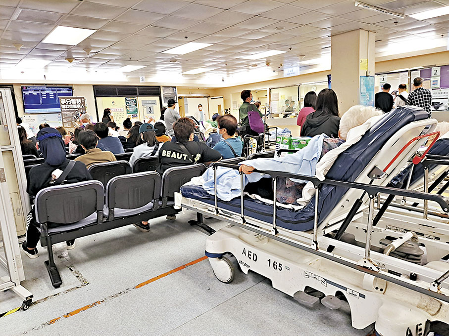 ◆昨日下午4時許，東區醫院急症室仍有大批求診人士。 香港文匯報 記者 費小燁  攝