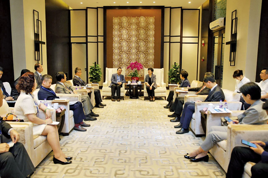 ◆海南省委常委、統戰部部長苗延紅接見香港經濟航太考察訪問團一行。