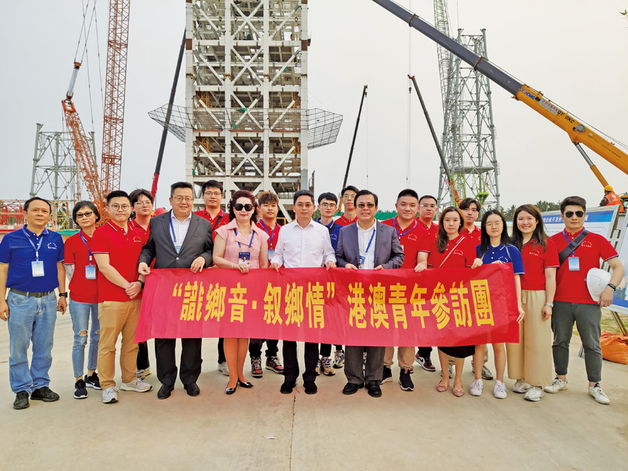 ◆符文靜（前排左五）強調，現在國家推進中國式現代化建設，內地敞開大門歡迎香港青年探訪考察和學習。
