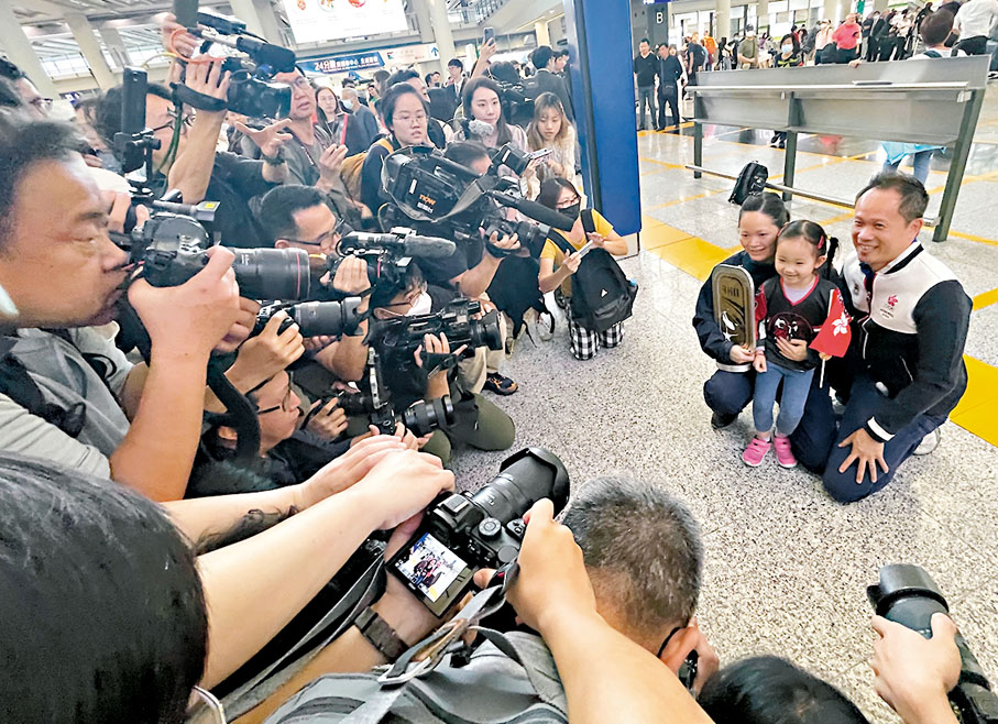 ◆李雅婷丈夫梁基華和女兒Kayla到場接機，引來大批訪客及傳媒下注目禮。