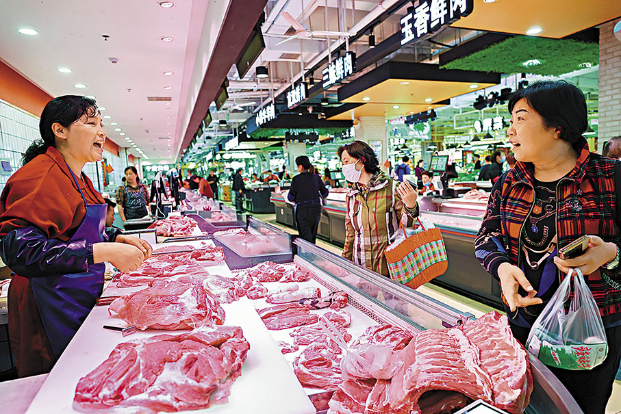 ◆3月份內地居民消費價格指數（CPI）同比上漲0.7%低於預期。圖為市民在江蘇南京一家農貿市場內購買豬肉。 中新社