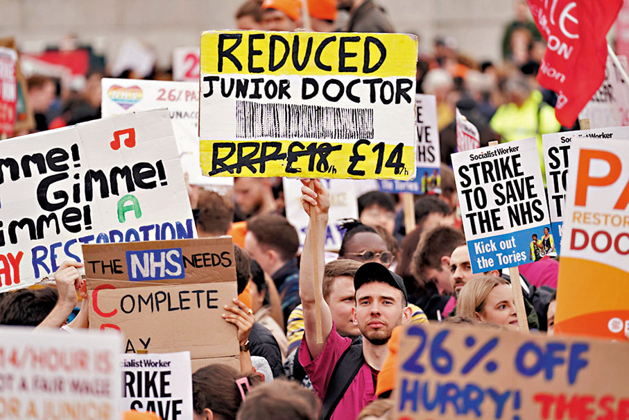 ◆英國初級醫生被指發動NHS歷來最具破壞性罷工。 美聯社