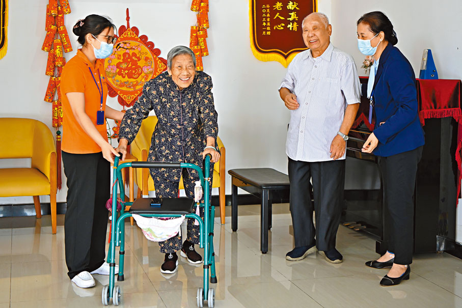 ◆南沙區養老院向港澳老年人開放首批專屬床位。圖為港人夫妻何先生與郭女士與工作人員交談。 中新社