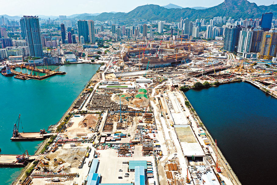 ◆民建聯表示，隨着啟德體育園工程及啟德住宅項目即將完工，加上鄰近的安達臣山一帶等完成發展，他們建議引入嶄新集體運輸系統讓居民「無縫交接」往來港九不同區域。圖為啟德體育園工地。 資料圖片