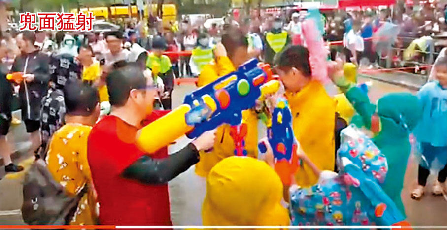 ◆警方拘捕一名25歲男子，於九龍城潑水節以水槍射向警員及電視台記者，涉「在公眾地方擾亂秩序」。 Bravedogdog短片截圖