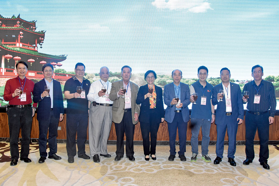 ◆ 揭陽市委常委、統戰部部長姚麗璇（左六）與參訪團首長們合照