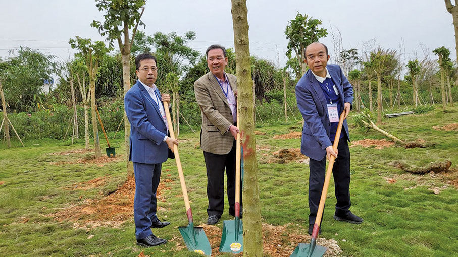 ◆ 張仲哲（中）、陳木和（右）、林八弟等履行植樹義務。