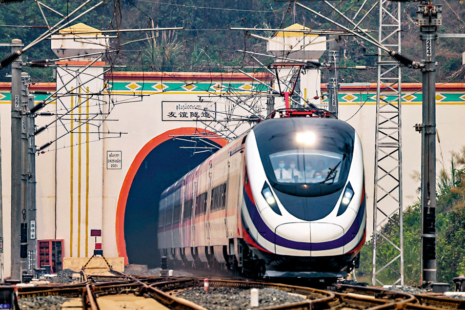 ◆截至4月9日，中老鐵路累計發送跨境貨物359萬噸。圖為「瀾滄號」駛過中老鐵路友誼隧道。資料圖片