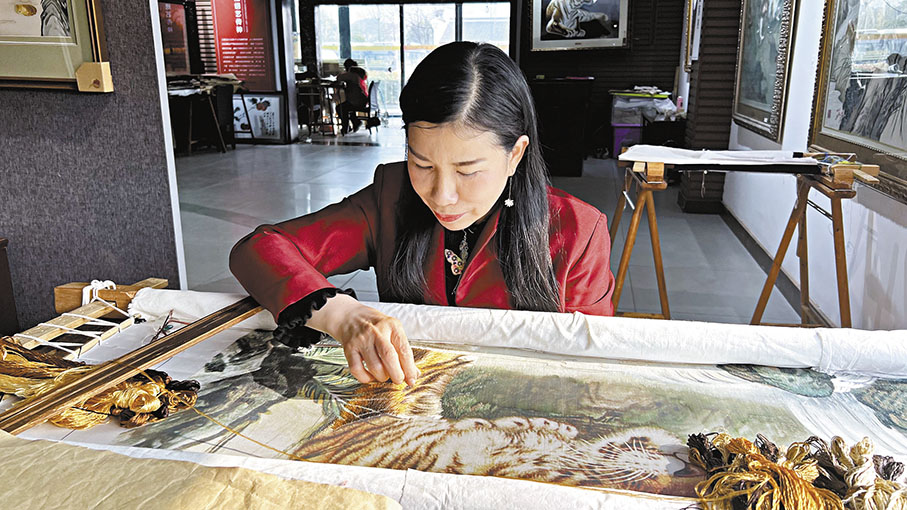 ◆湘繡大師江再紅在刺繡。 姚進  攝