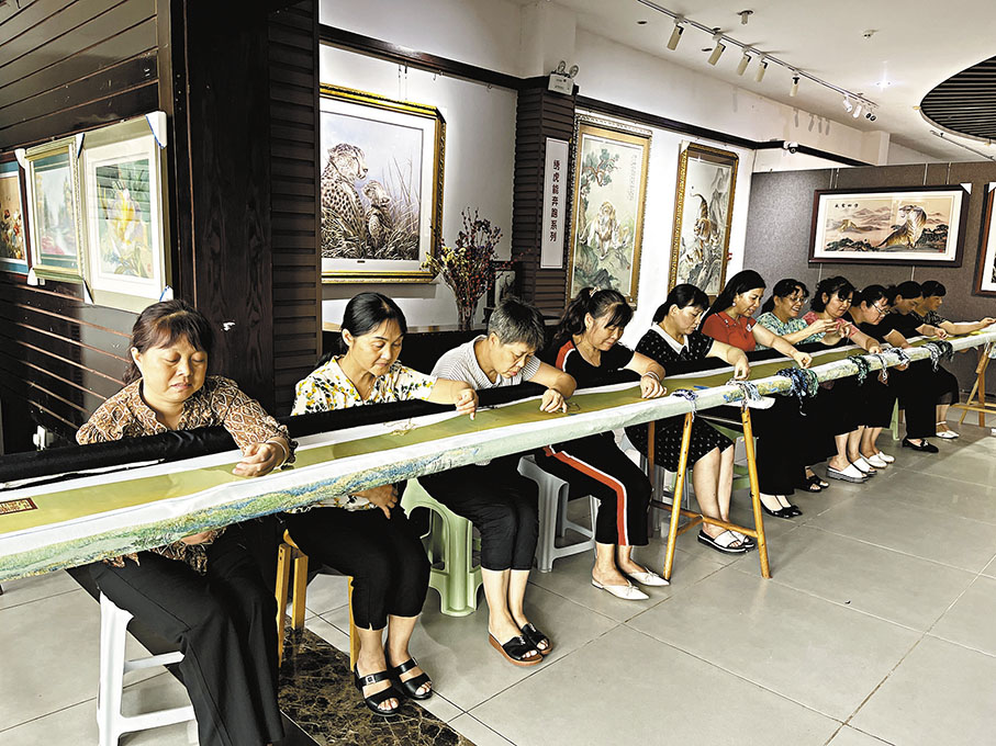 ◆江再紅大師與弟子們在刺繡《千里江山圖》 