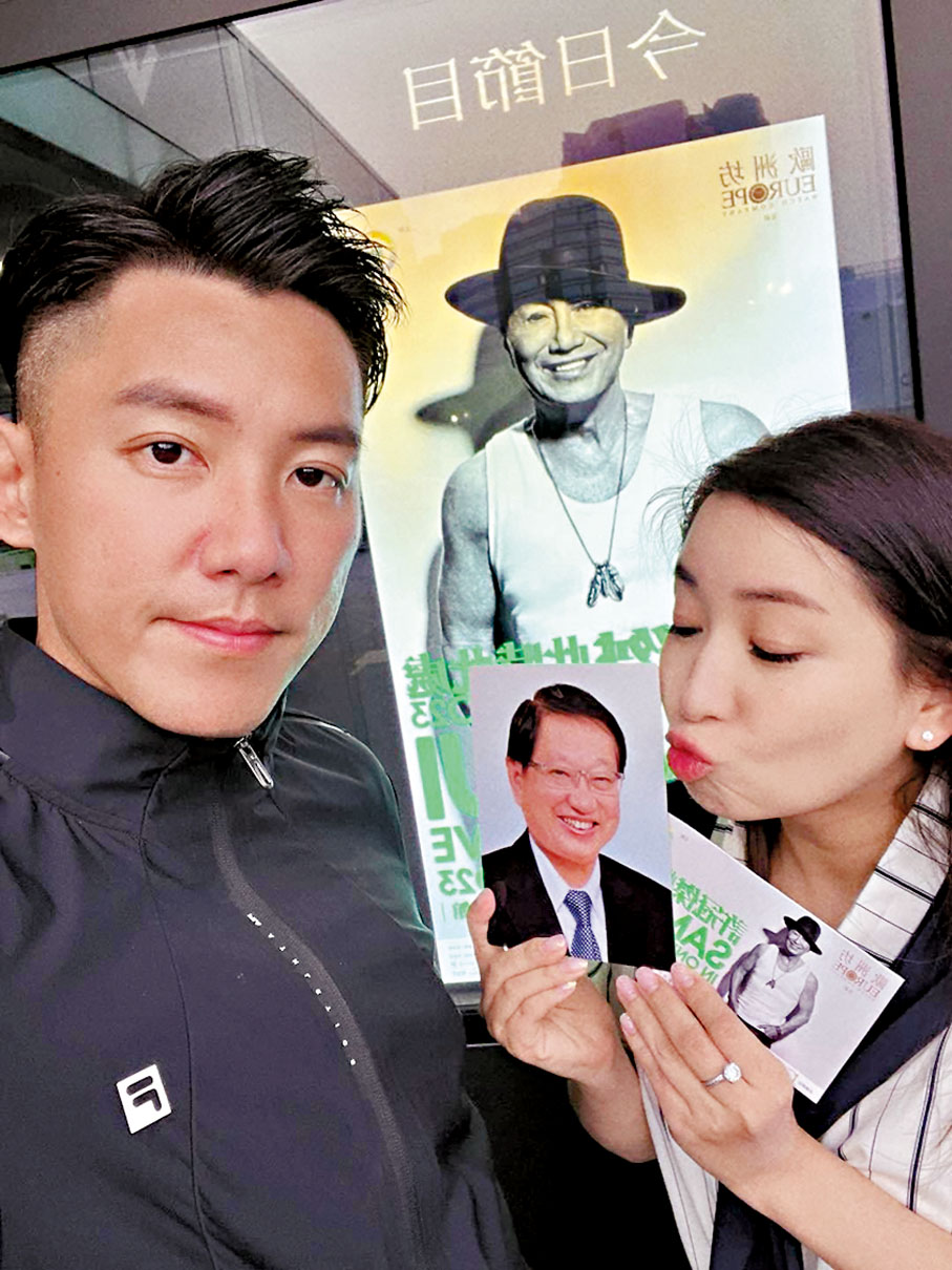 ◆麥雅緻捧爸爸照片睇Sam演唱會,老公張頴康陪伴。