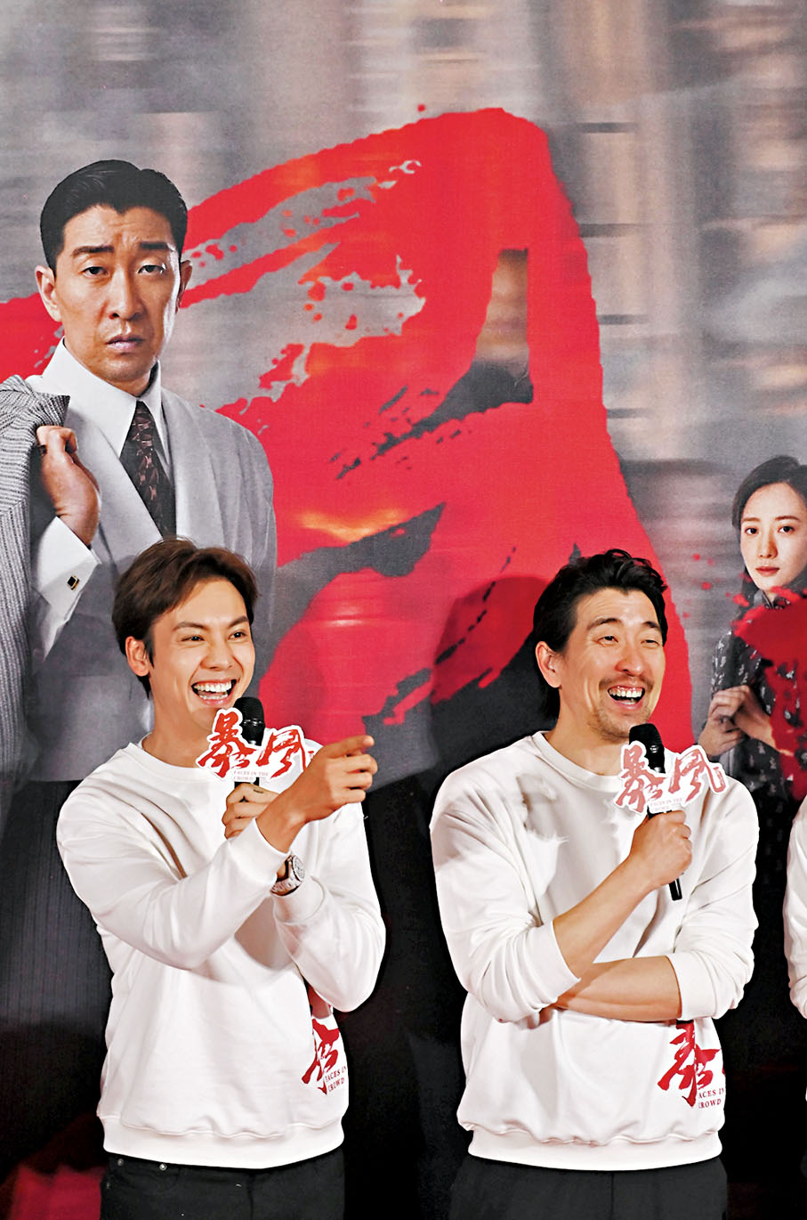 ◆在廣州首映禮上，陳偉霆(左)和王千源與觀眾互動。 中新社