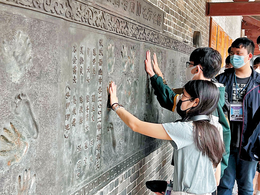 ◆同學們在觸摸古代狀元手印。