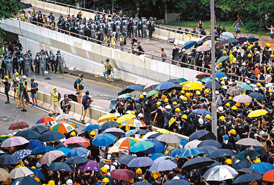 ◆2019年7月1日大批黑暴在灣仔一帶非法集結衝擊警方防線。 資料圖片