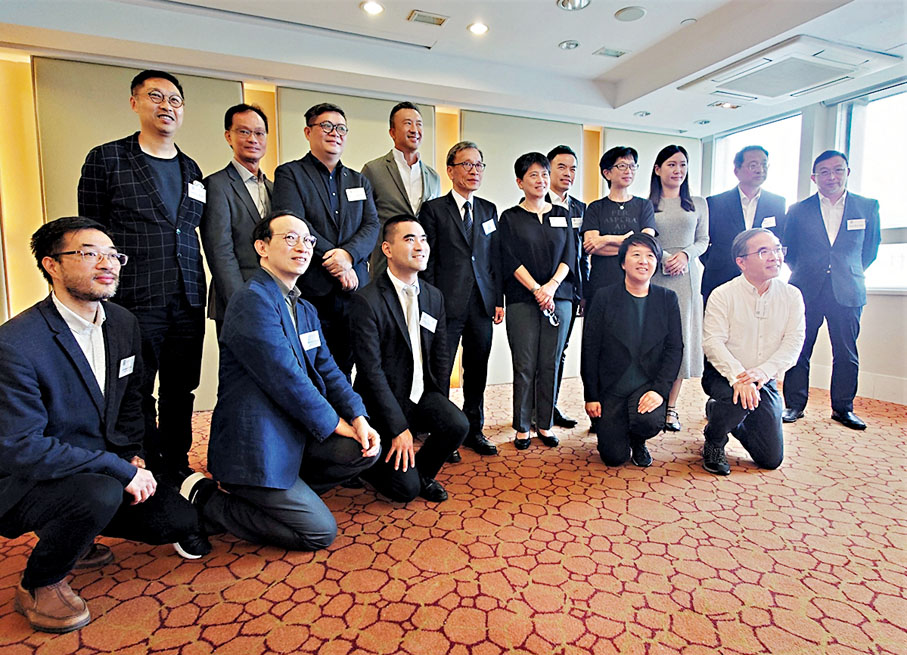 ◆建築師學會昨日在傳媒午宴上介紹該會對發展人工島的意見。  香港文匯報記者劉明  攝