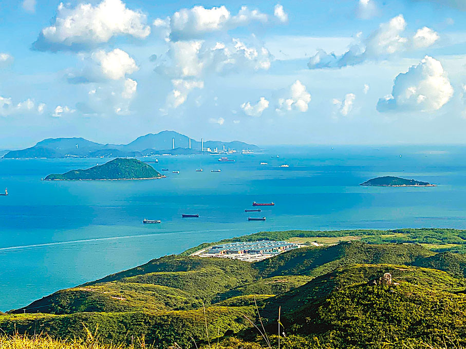 ◆香港特區政府發展局早前邀請6個專業學會成立「交椅洲人工島規劃及設計專責小組」，探討人工島的規劃發展。圖為大嶼山對開海域的交椅洲（左）及小交椅洲（右）。 資料圖片