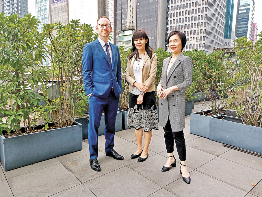 ◆香港保險業聯會智庫主席Edward Moncreiffe(左)指，他們向特區政府提出9項行業發展建議，包括將香港定位為大中華區的專業風險管理中心，提升香港保險業的能力和戰略作用。中為保聯會主席黃子遜、右為保聯會行政總監劉佩玲。 記者 曾業俊攝