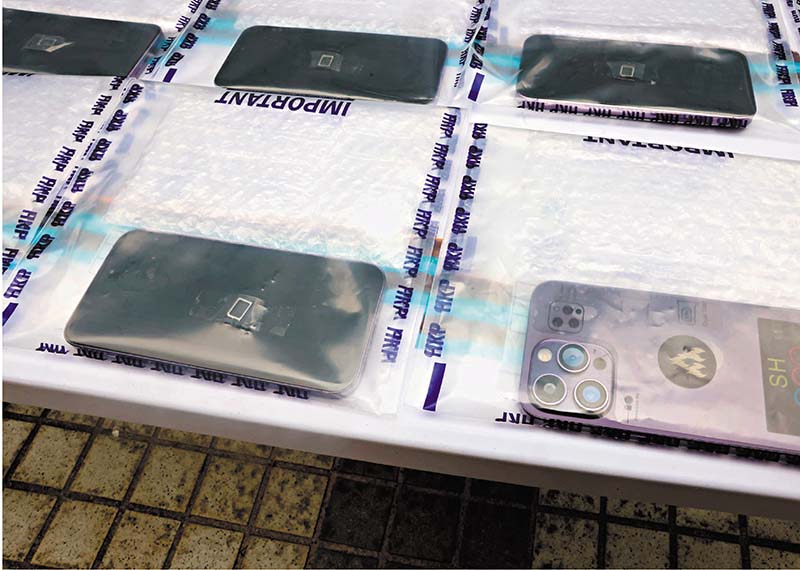 ▲山寨iPhone在內地購買,每部約1,000元。香港文匯報記者劉友光 攝