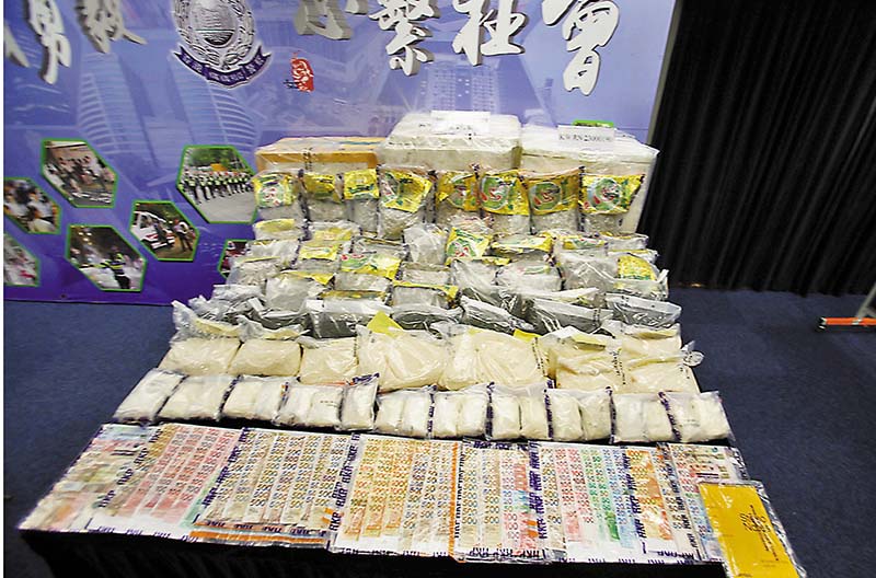◆警方檢獲海洛英、大麻草、現金等證物。 香港文匯報記者鄺福強 攝