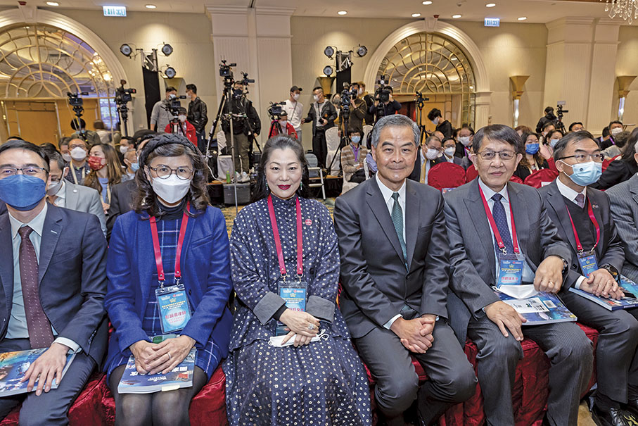 ◆ 善德基金會主席董吳玲玲、青識教育發展中心主席鄧觀瑤與全國政協副主席梁振英合照。