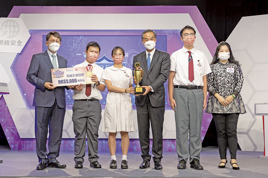 ◆ 善德基金會主席董吳玲玲、青識教育發展中心主席鄧觀瑤陪同全國政協副主席梁振英向得獎學生頒發獎項。