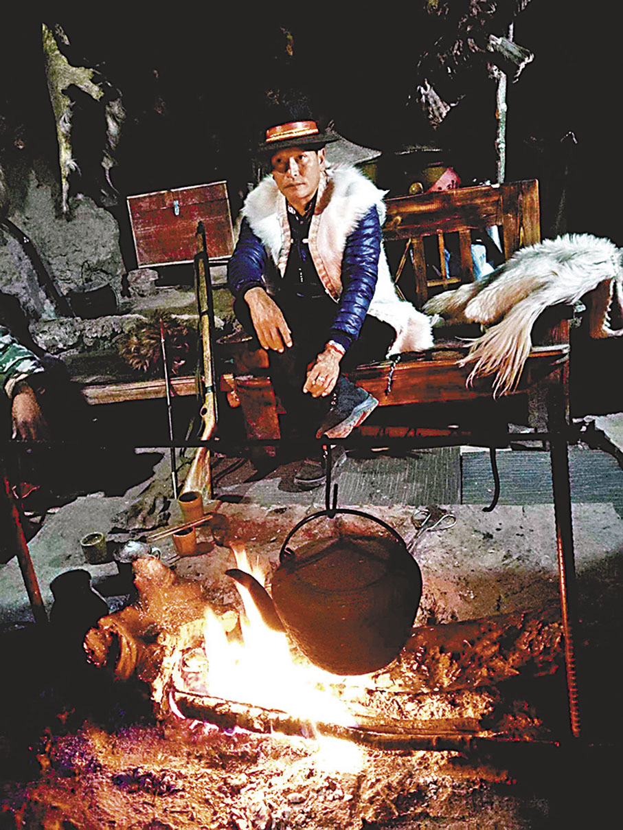 ◆馬幫馬鍋頭途中生火煮茶。 作者供圖