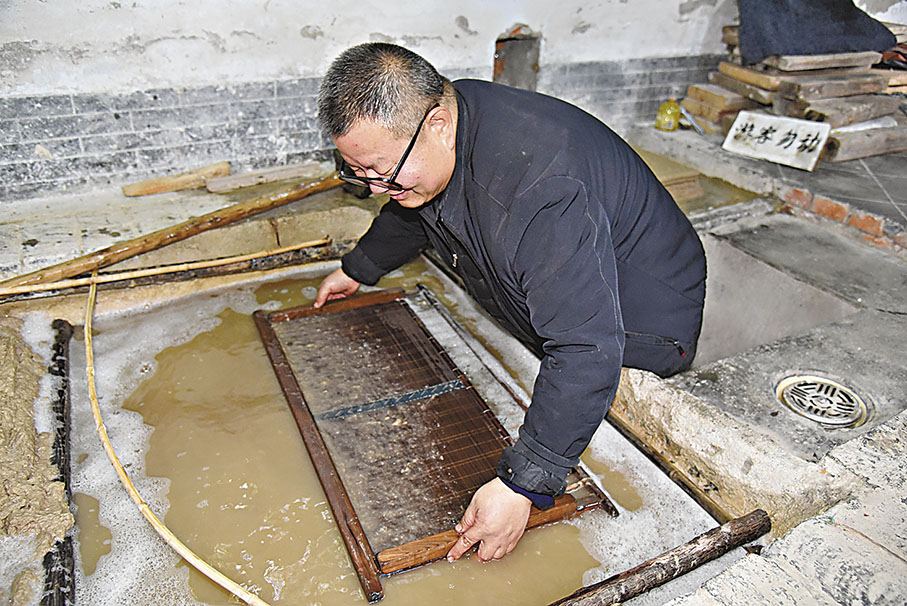 ◆手藝人展示蔡侯紙造紙全過程。