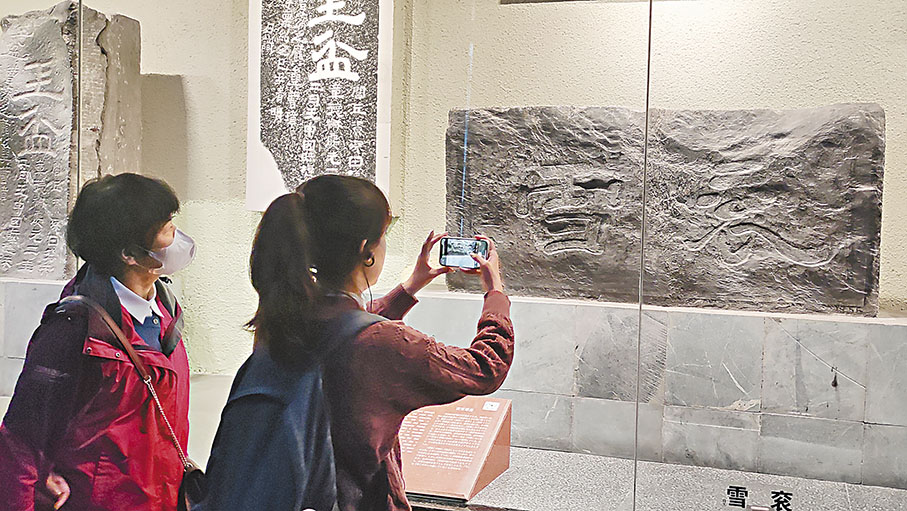 ◆遊客遊覽漢中博物館。