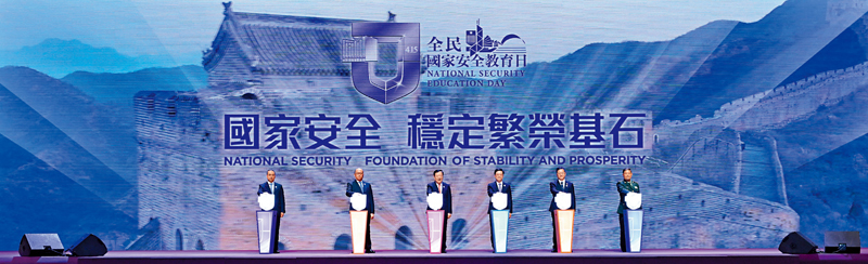 ◆昨日，2023全民國家安全教育日開幕典禮在香港會展中心舉行。國務院港澳辦主任夏寶龍（左三），特區國安委主席、香港特區行政長官李家超（右三），香港中聯辦主任鄭雁雄（左二），中央駐港國安公署副署長李江舟（右二），外交部駐港特派員劉光源（左一）以及駐港部隊司令員彭京堂（右一）主禮啟動儀式。