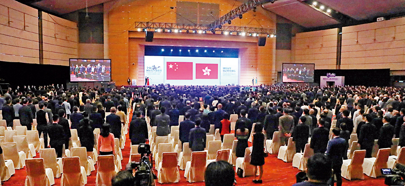 ◆2023全民國家安全教育日開幕典禮昨日在香港會展中心舉行。圖為全場肅立，奏唱中華人民共和國國歌。 香港文匯報記者萬霜靈  攝