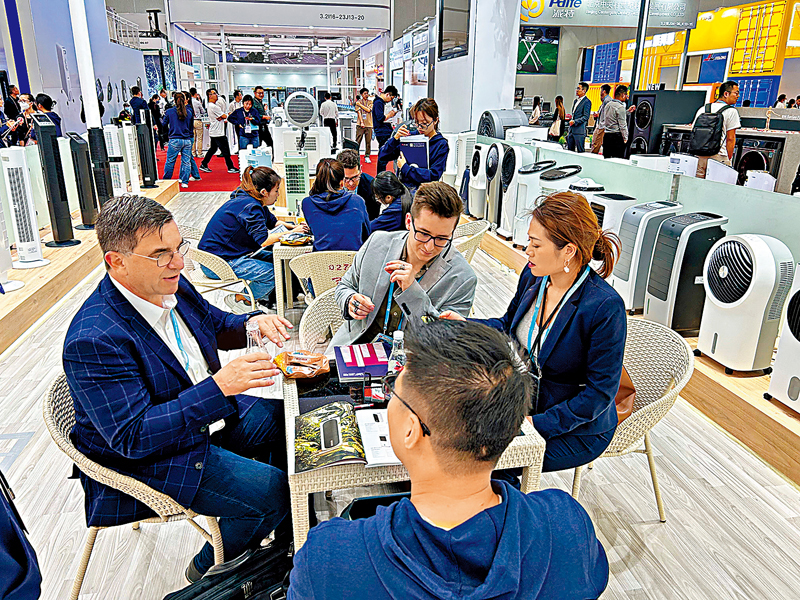 ◆大量外商深入展區洽談，不少展位收穫意向訂單。 香港文匯報記者敖敏輝  攝