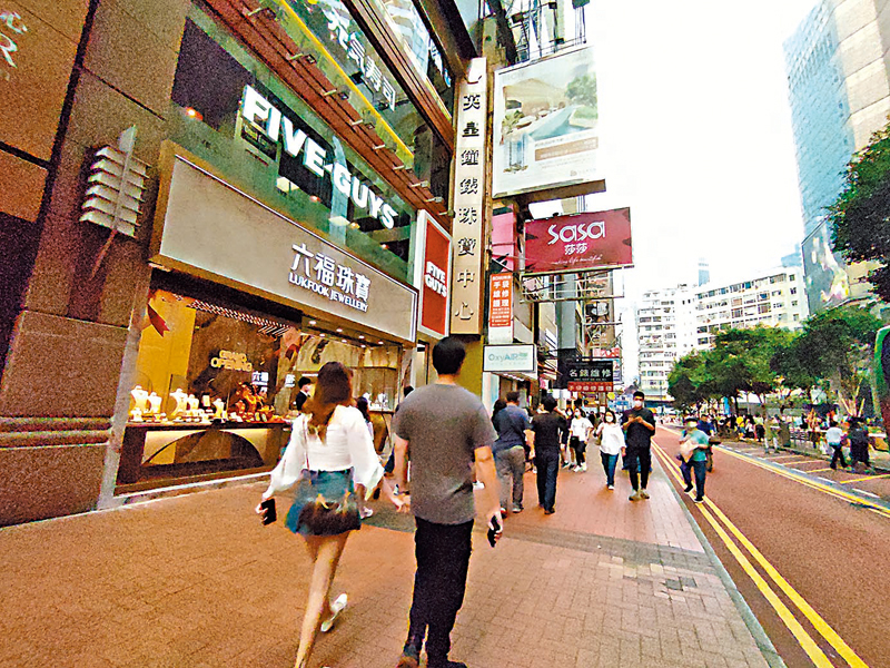 ◆ 曾是全球最貴商業街道的銅鑼灣羅素街在租金大幅插水下，今年首季連錄多宗租務成交。記者  梁悅琴  攝