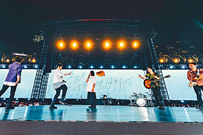 ◆ 歌迷將大型雞蛋仔模型傳到台上，五月天玩得投入。