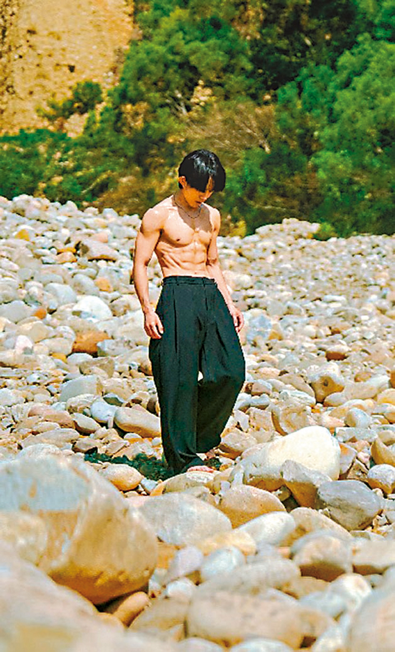 ◆ 林宥嘉赤裸上身、徒步赤腳拍MV。