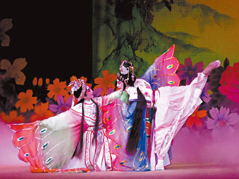 ◆千珊與鄭雅琪合演《梁祝恨史》的《化蝶》，舞姿美妙。