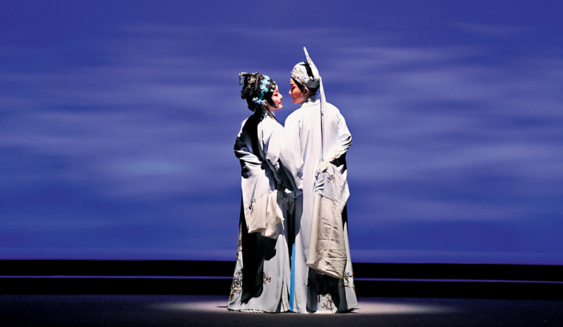 ◆陳麗宇（上圖右）主演越劇《獅吼記》在福州芳華劇院上演。