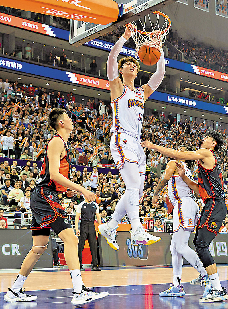 ◆王哲林（左二）23分，助上海隊險勝江蘇隊。新華社