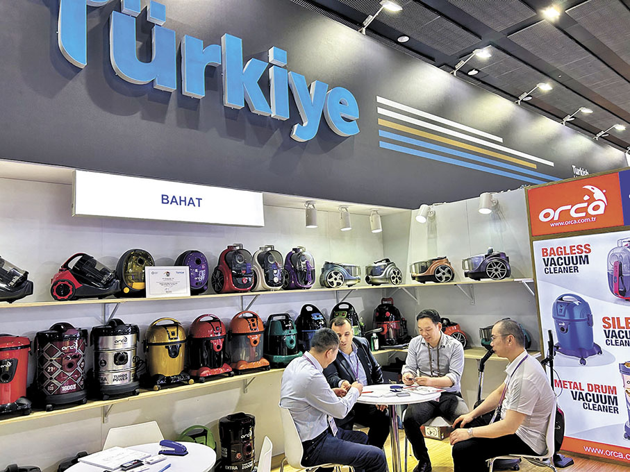 ◆參展的土耳其企業工作人員與客戶洽談。 香港文匯報記者敖敏輝  攝