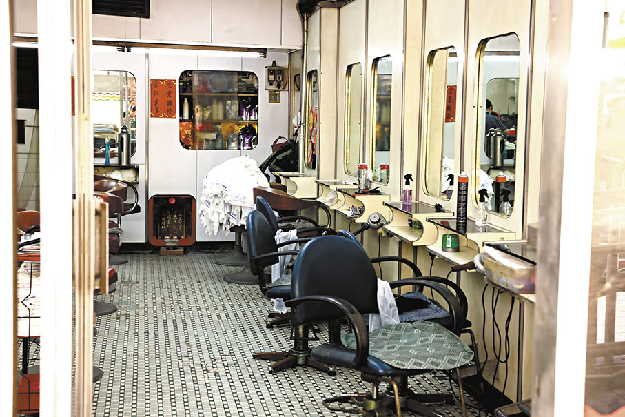 ◆ 理髮店保留不少懷舊陳設，幸沒有被火警波及。 香港文匯報記者劉友光  攝